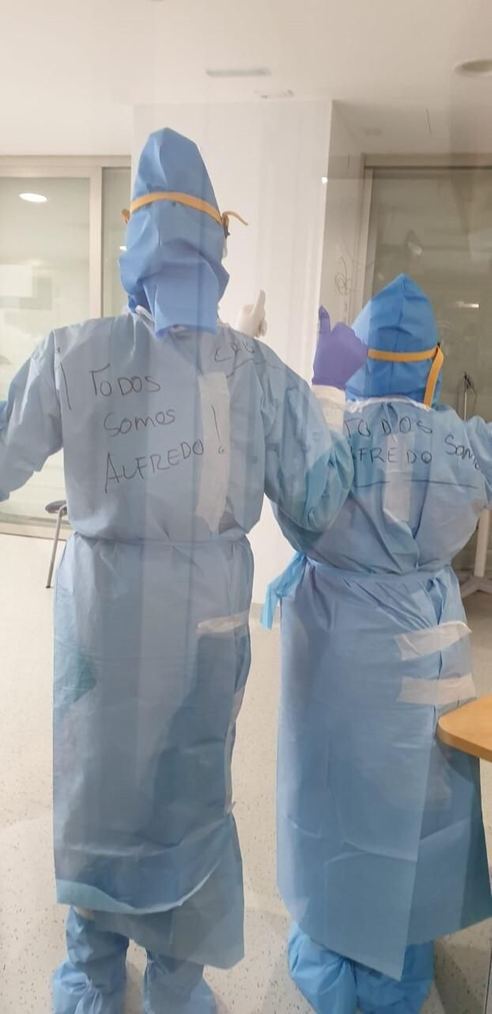 El personal de la UCI y los familiares le hacían llegar continuas muestras de cariño a Alfredo durante su hospitalización