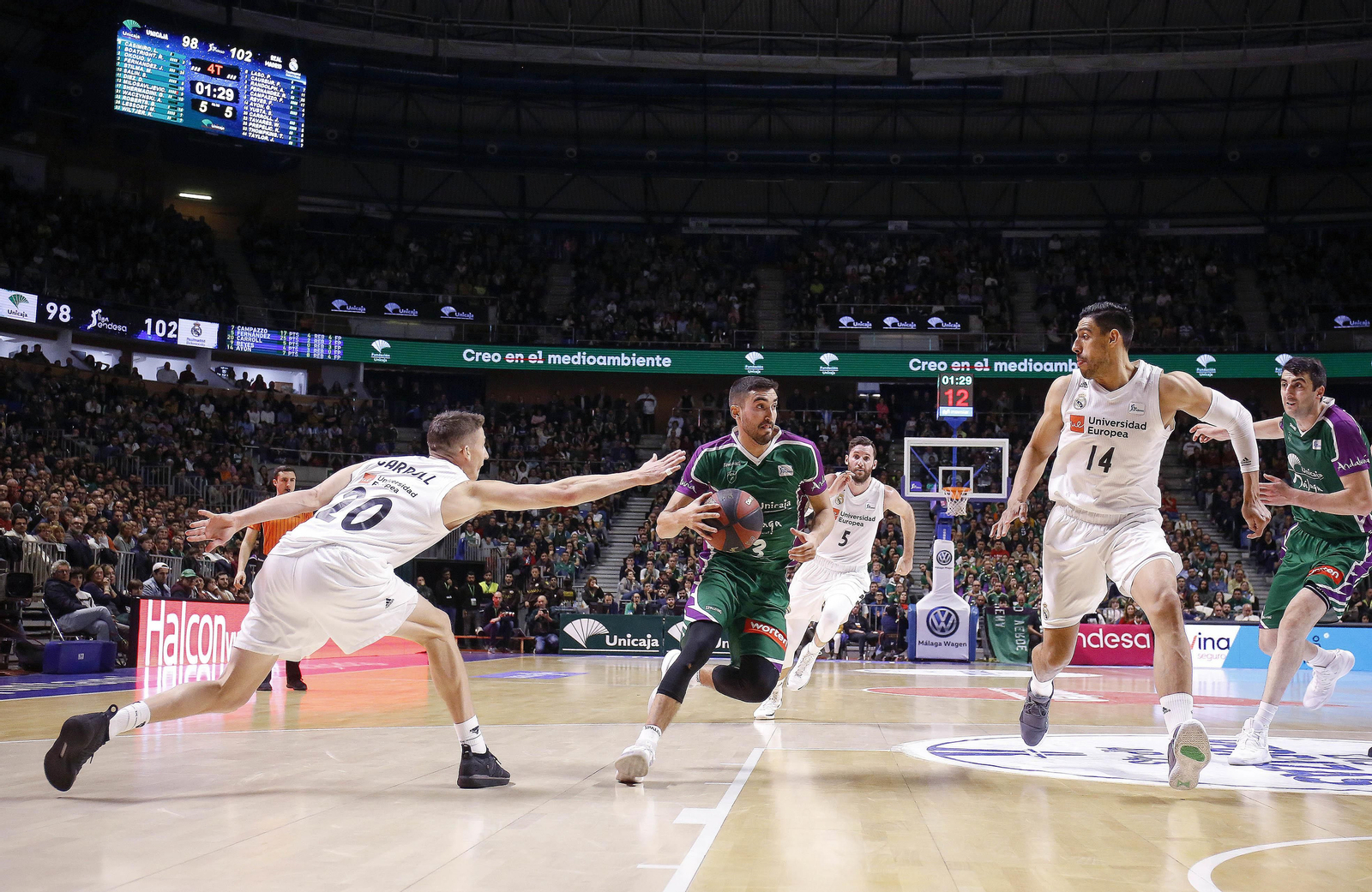Jaime Fernández penetra ante Carroll y Ayón.