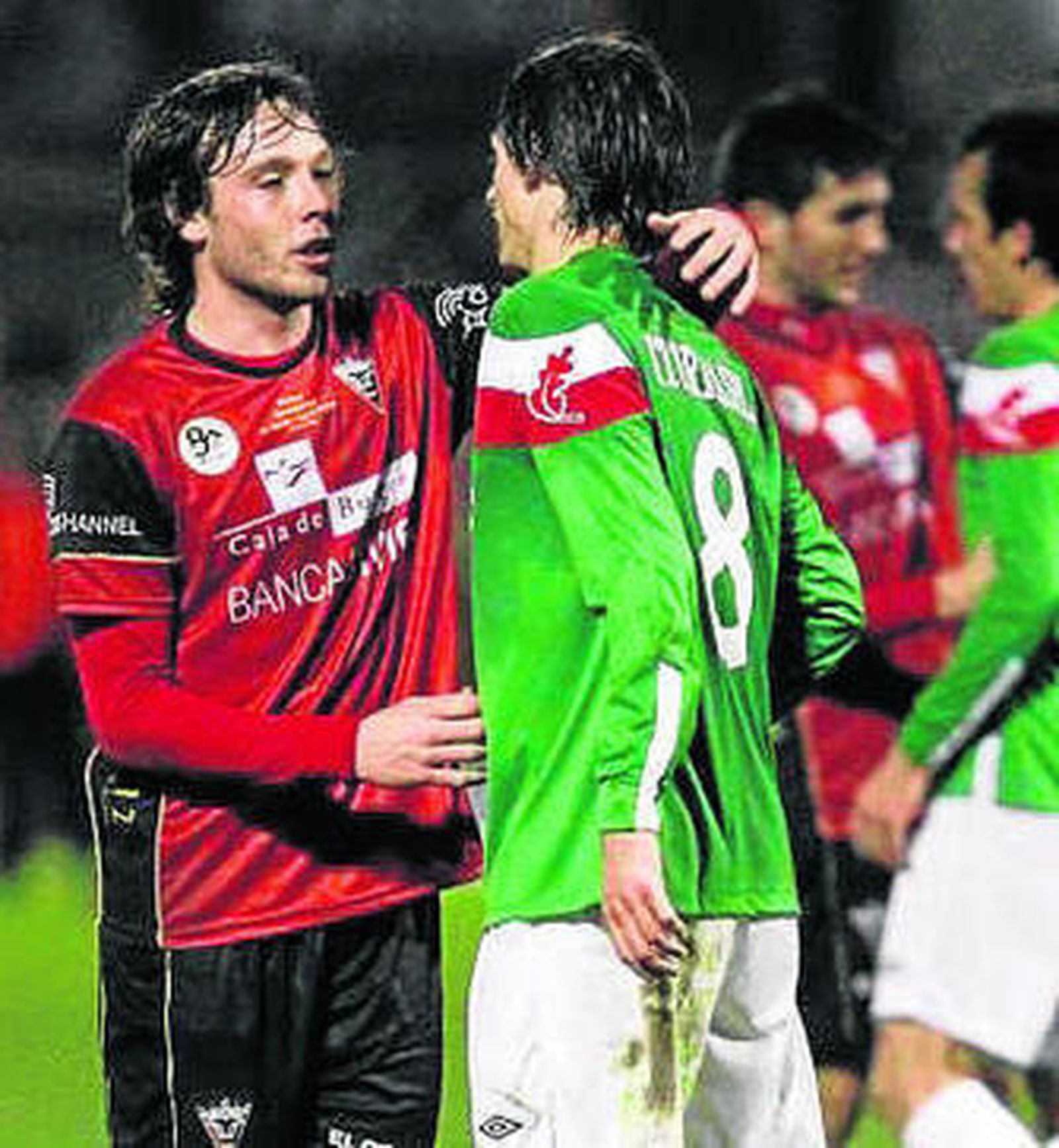 José Ángel, en su etapa en el Mirandés, saluda a Ander Iturraspe.