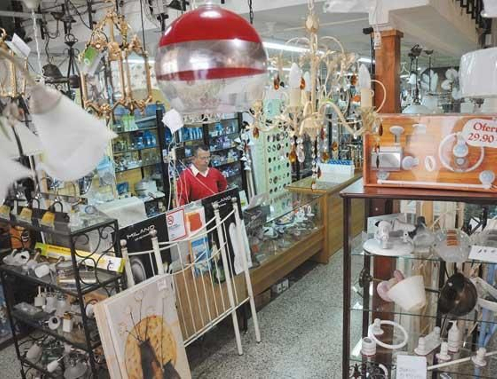 Bazar Levante
Gerente: Miguel Fernández Quirós · Sector: Bazar · Dirección: Calle Levante, 5.
La madre de Miguel Fernández Quirós, Josefa Quirós, creó este negocio hace treinta y siete años. Desde ese momento, Bazar Levante ofrece calidad al precio más razonable. 
Productos de iluminación, como lámparas, muebles, complementos como vitrinas, entraditas o zapateros, y mobiliario y accesorios de baño, como mamparas, son algunos de los productos más demandados. De forma gratuita ofrecen el reparto a domicilio y el montaje.

Foto: Pascual, Manu Garcia