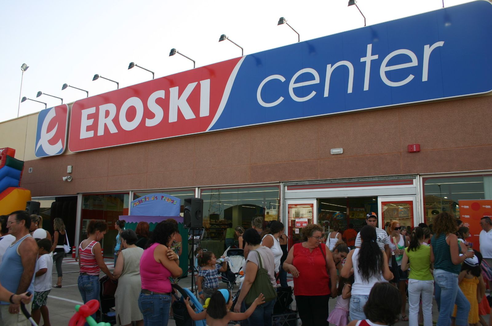 Exterior de un hipermercado de Eroski