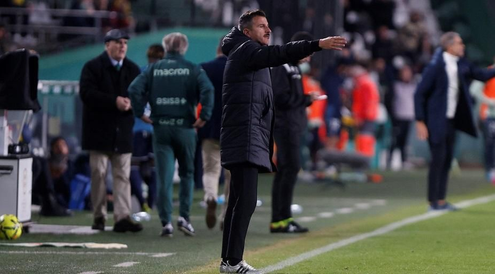 Iván Ania da órdenes desde su zona técnica. Iván Ania da órdenes desde su zona técnica.