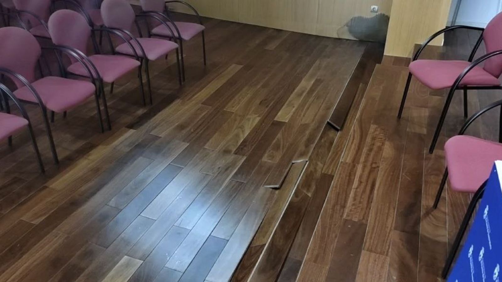 El estado del entarimado de la sala de prensa municipal.