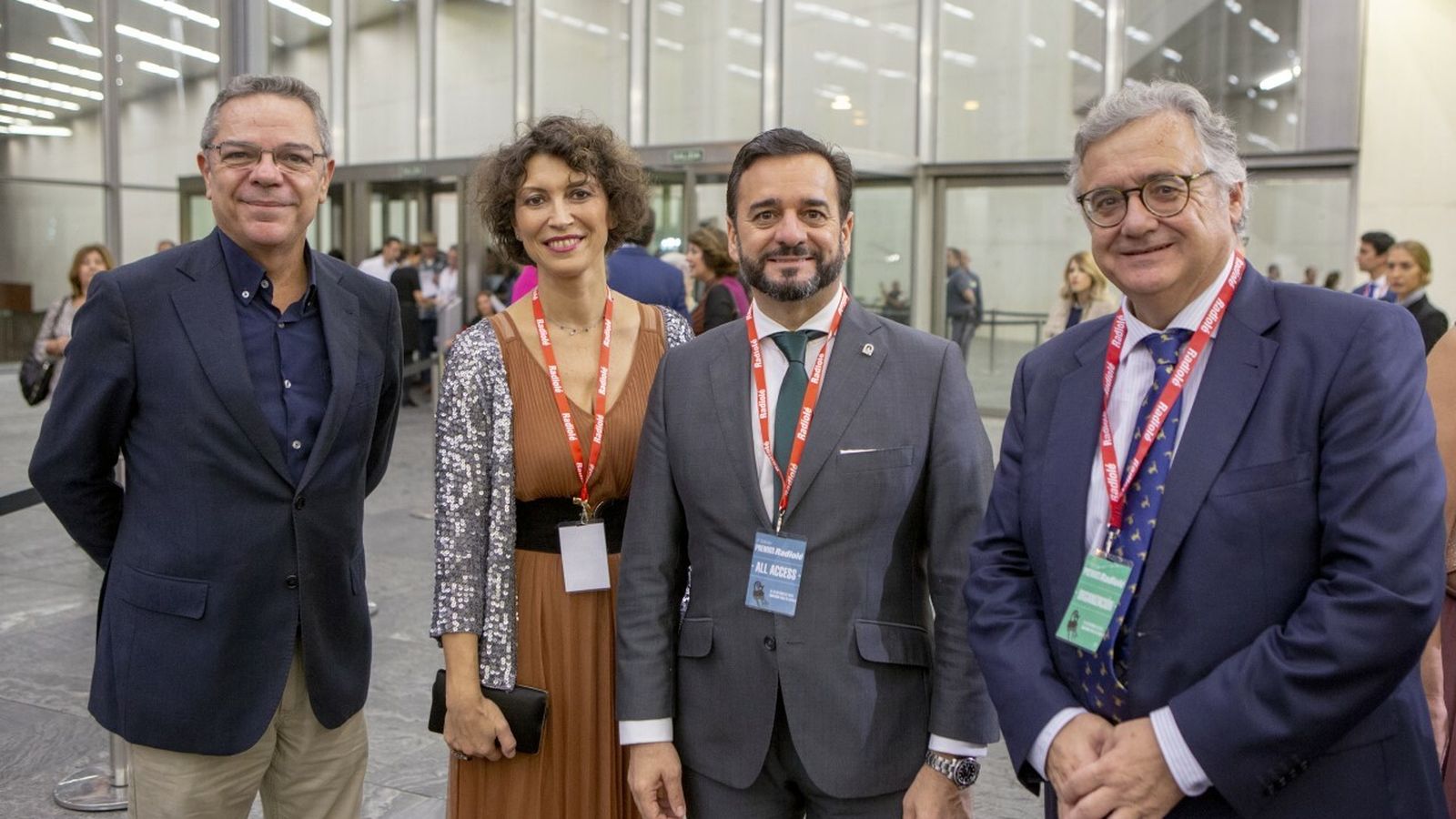 Cardenete y su esposa entre Salomón Hachuel, de Radio Sevilla, y el director regional de la SER, Antonio Yélamo