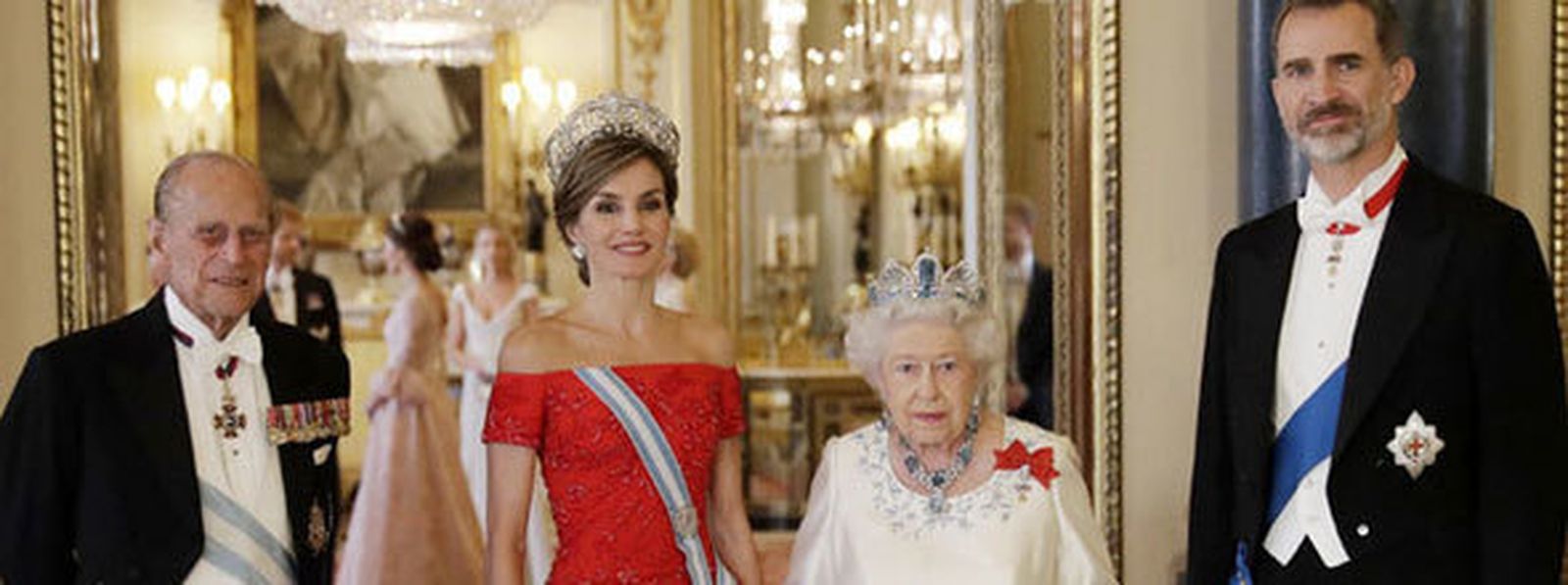 La reina Letizia con creación de Felipe Varela. / AGENCIAS