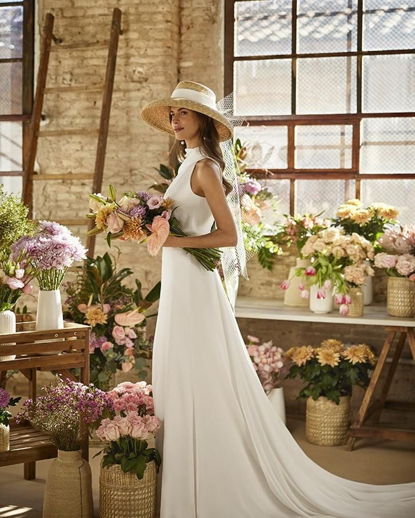 Un modelo de la colección Rosa Clará Bohème 2026 Un modelo de la colección Rosa Clará Bohème 2026