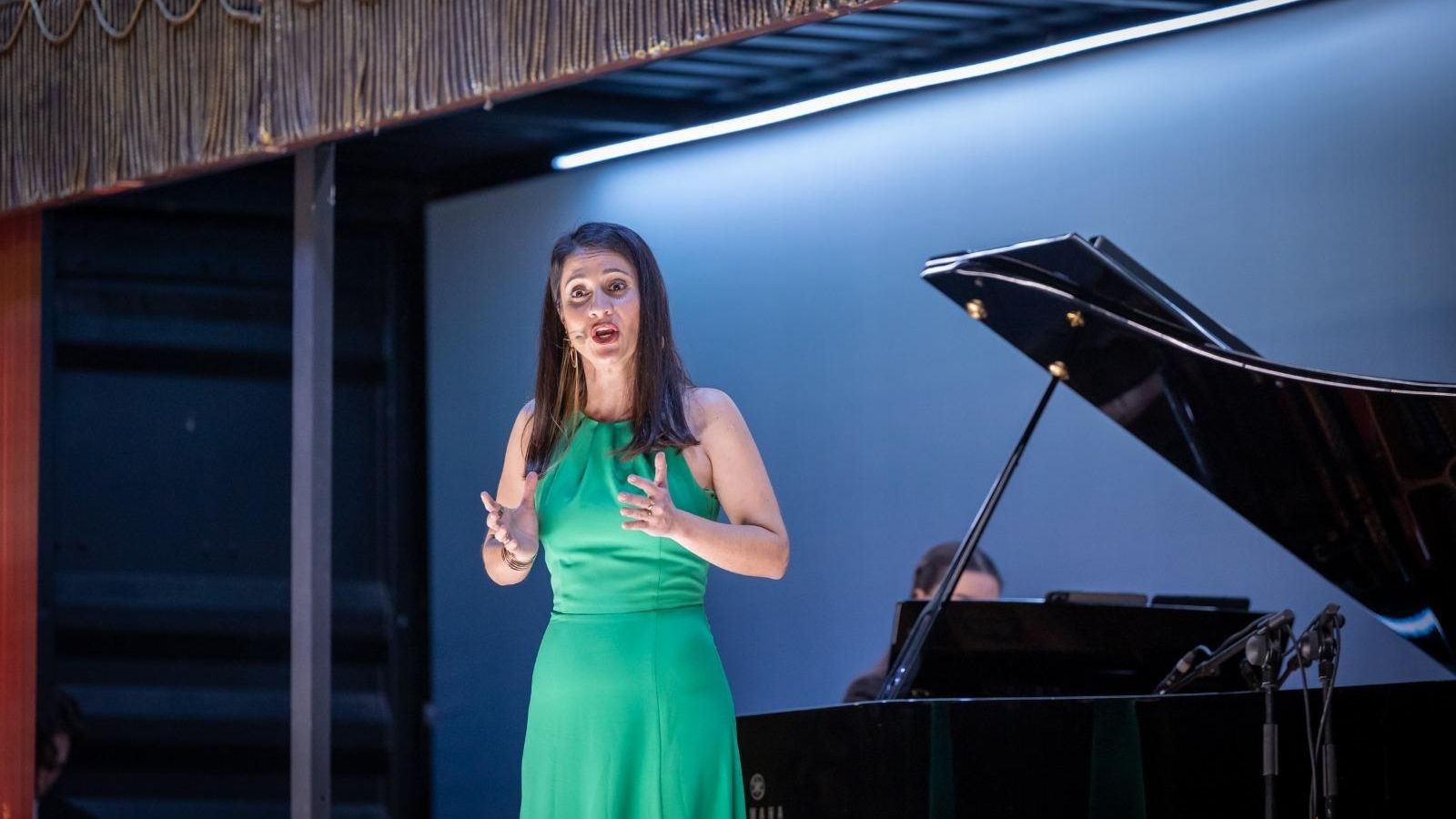 La mezzosoprano Alejandra Acuña, en un momento de la actuación de la Carroza del Real en Cádiz. La mezzosoprano Alejandra Acuña, en un momento de la actuación de la Carroza del Real en Cádiz.