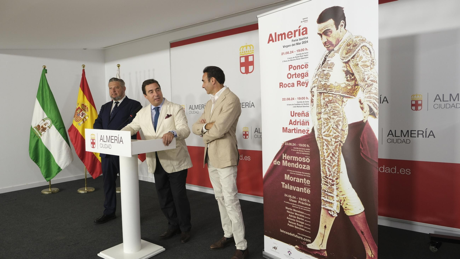 Presentación de la Feria taurina de Almería con Enrique Ponce en su despedida, en imágenes
