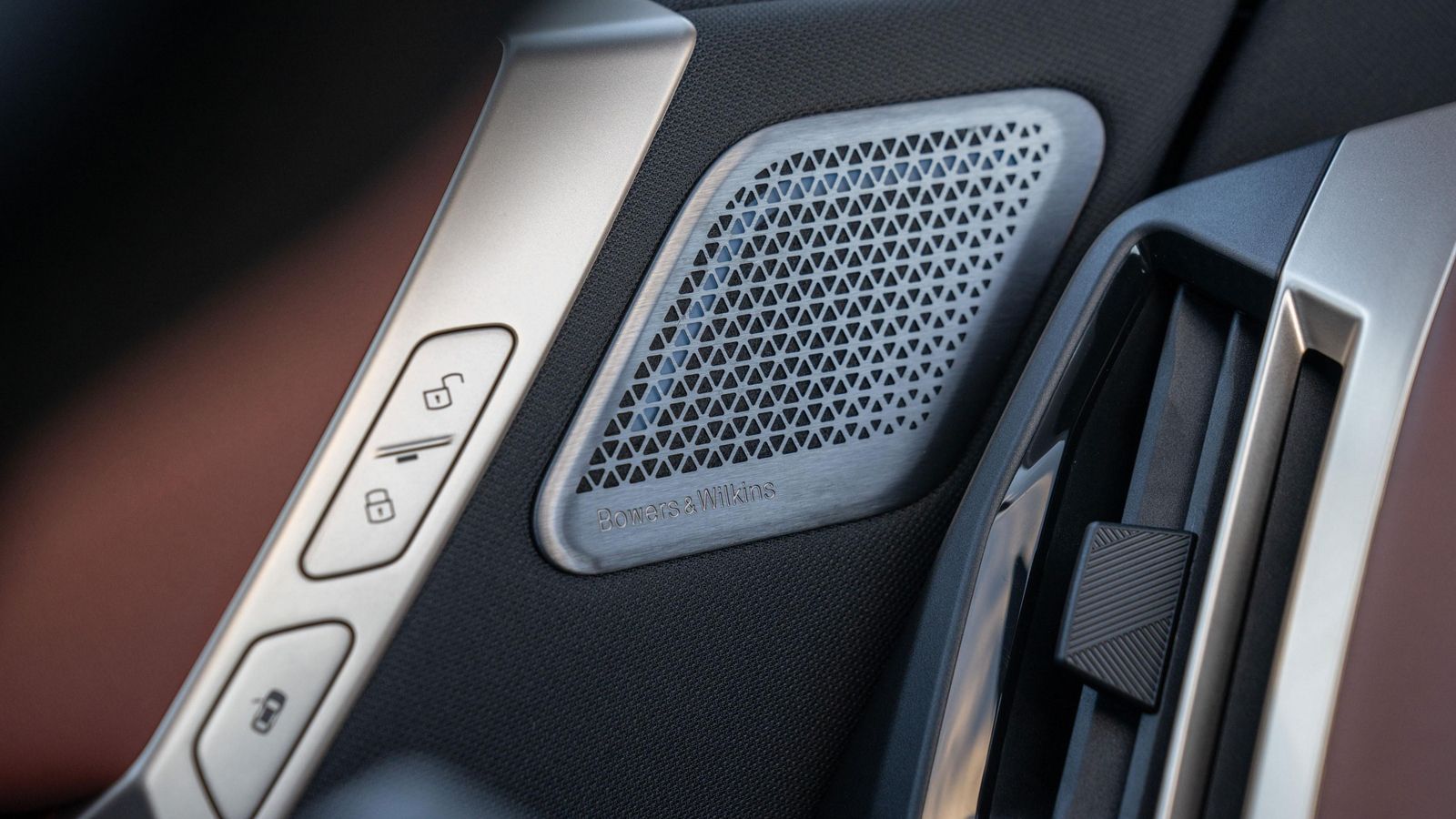 La apertura de las puertas es eléctrica, mediante el mando situado bajo el bloqueo del cierre centralizado. También hay un mando mecánico de acceso algo menos natural en la misma puerta.