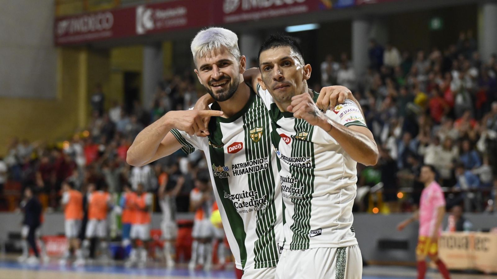 Mykytiuk y Arnaldo Báez celebran un gol del Córdoba Futsal en Vista Alegre.