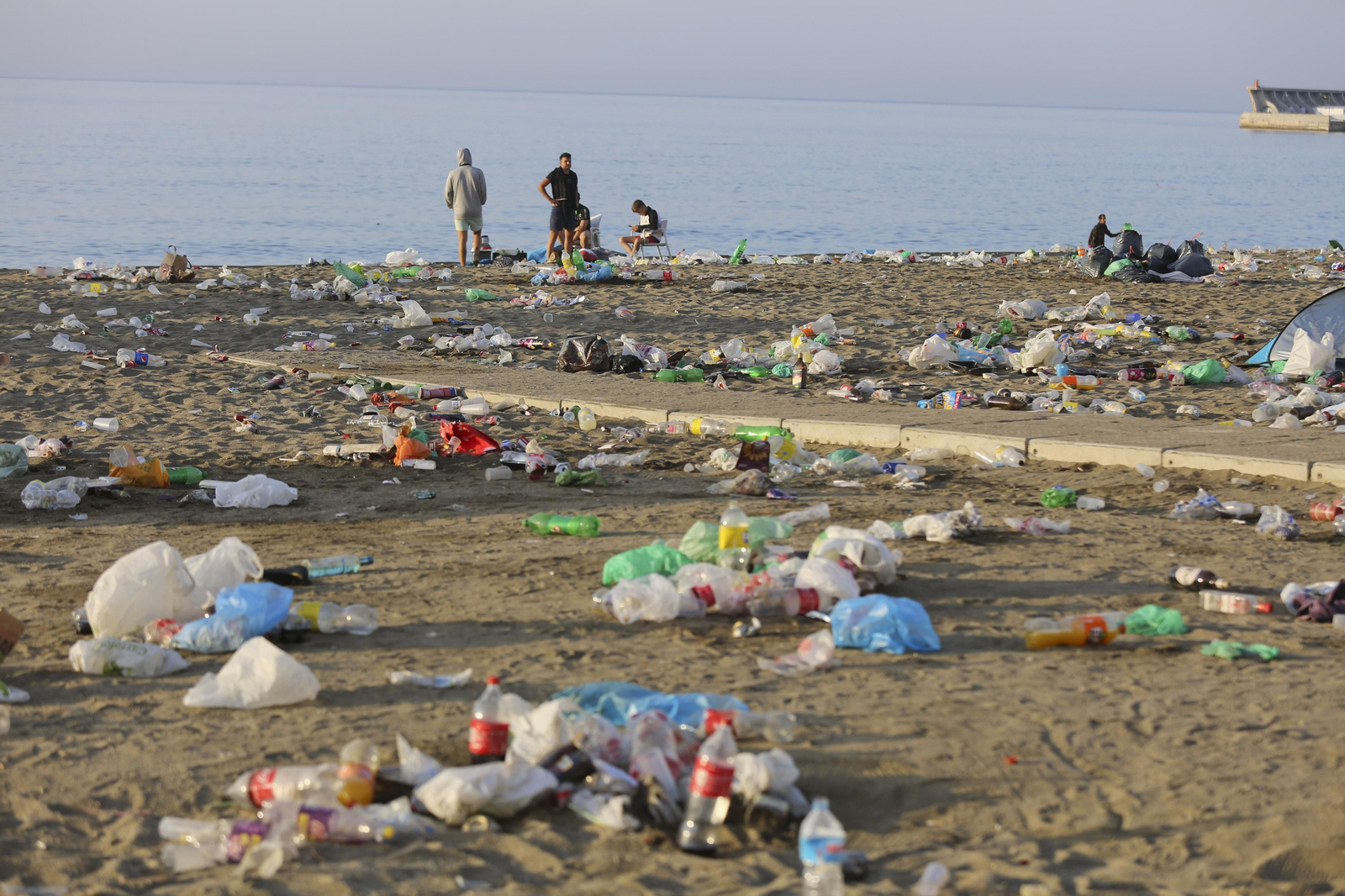 Las fotos de la basura en las playas de Málaga tras San Juan