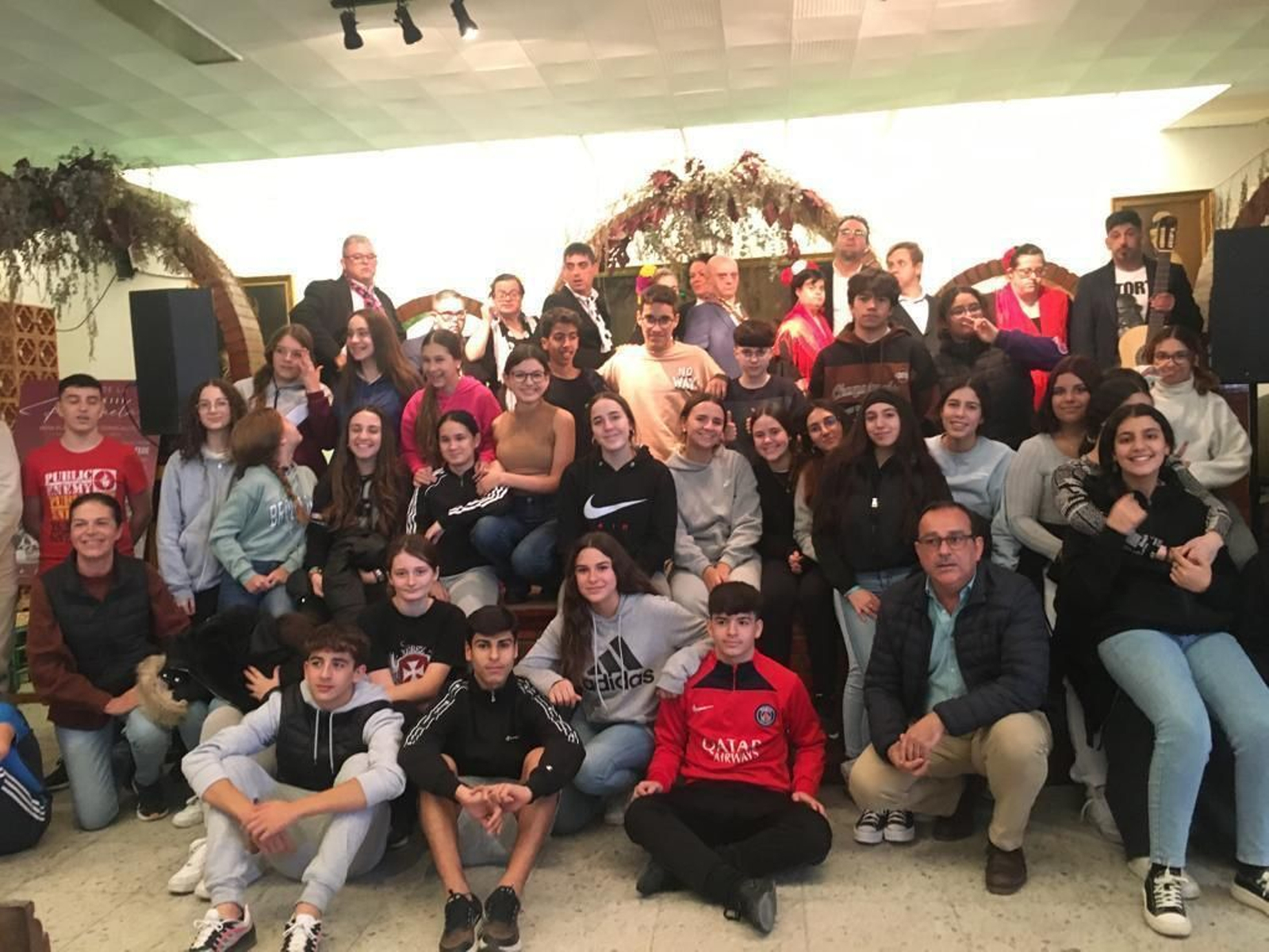 Una imagen del alumnado y el cuadro flamenco de Aganas Jerez.