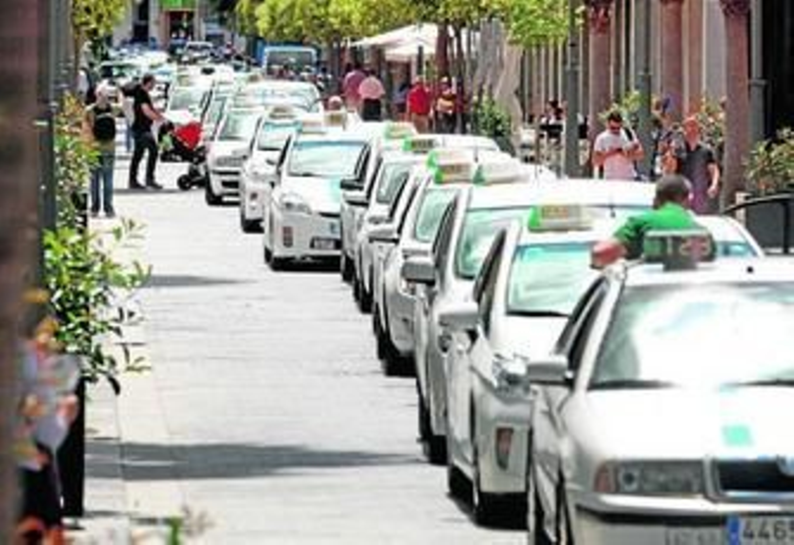 Caravana de taxis en la última protesta realizada el pasado mes de mayo para exigir la retirada de licencias en la ciudad.