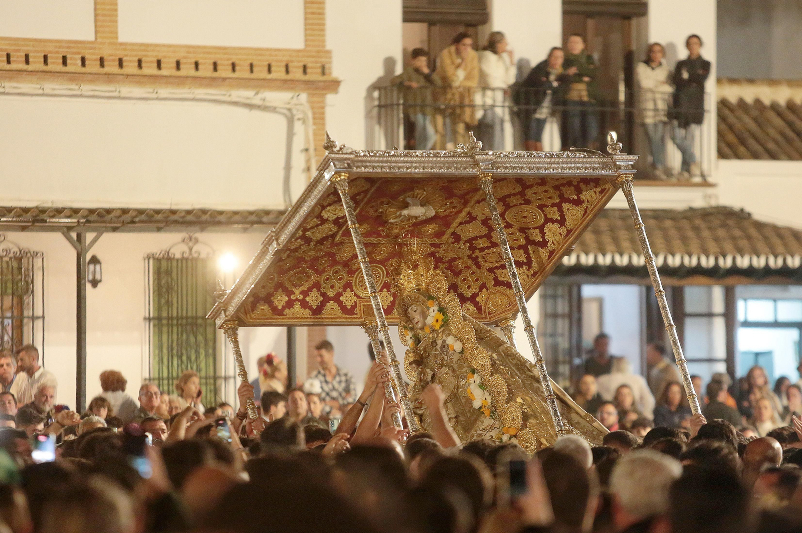 El Rocío 2023: Salto a la reja y procesión de la Virgen del Rocío en imágenes