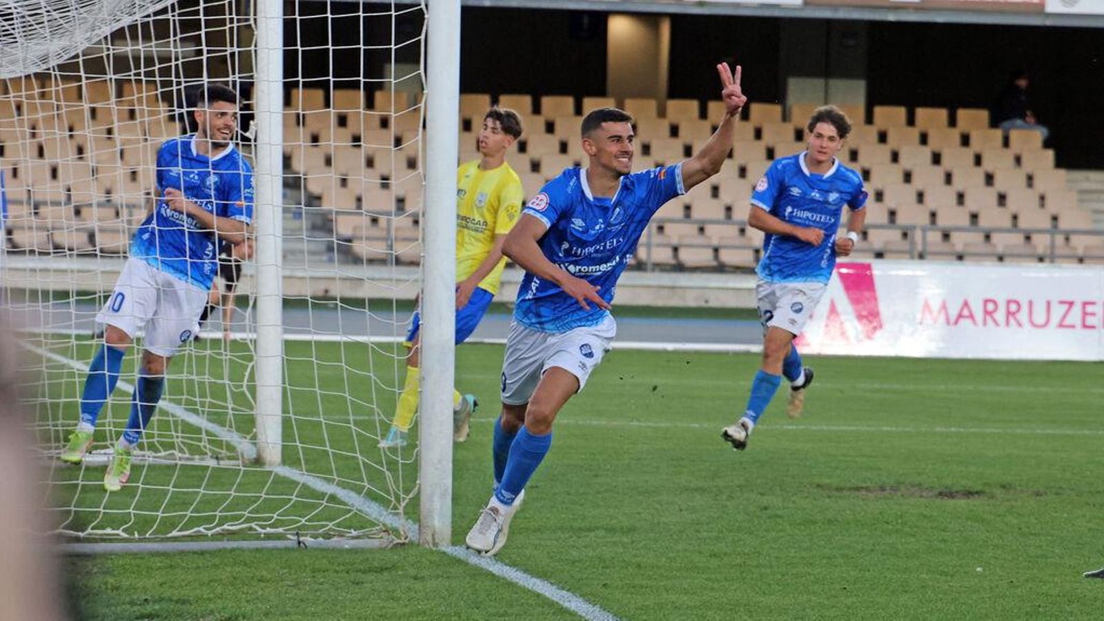 Pablo González muestra tres dedos para celebrar su tercer tanto al Coria.