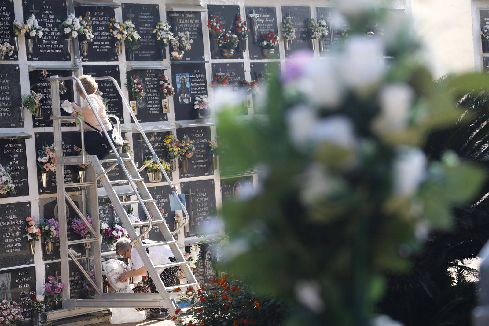 Las imágenes del día de Los Santos en los cementerios de Córdoba