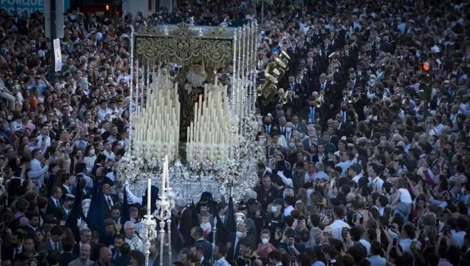 Una muchedumbre arropa a la Estrella camino de Sevilla