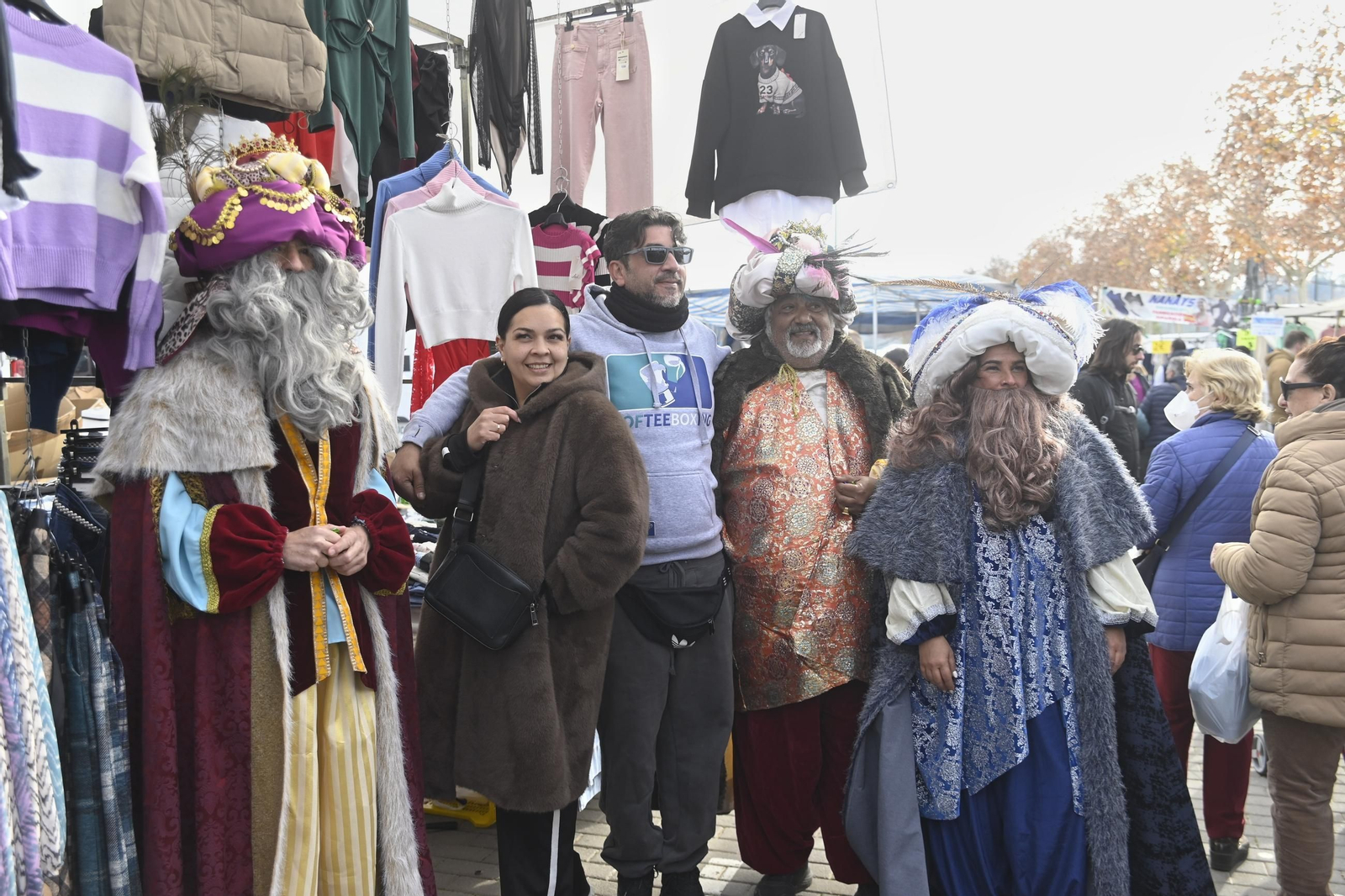 Los Reyes Magos visitan el mercadillo de El Arenal