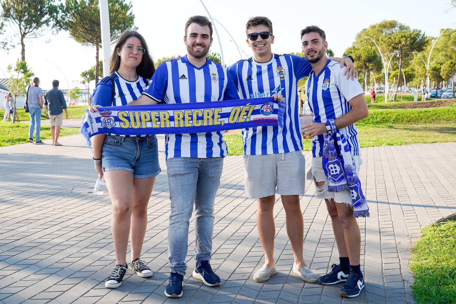 Imágenes de la convivencia de los aficionados del Córdoba F.C. y el Recreativo de Huelva en el&nbsp;Paseo&nbsp;de&nbsp;La&nbsp;Ría
