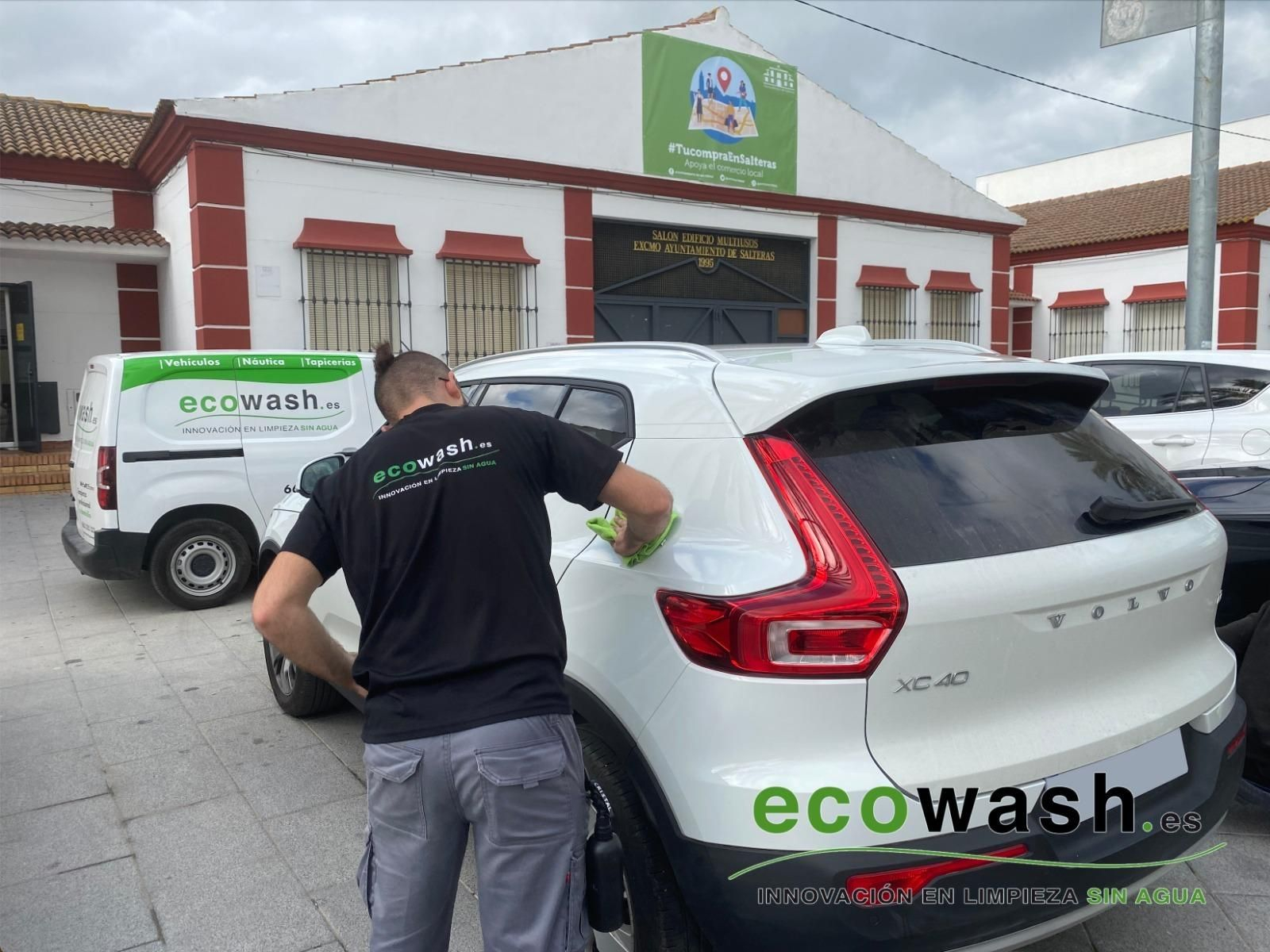 Ecowash Sevilla, empresa que se dedica a la limpieza y desinfección de vehículos y mobiliario a domicilio.