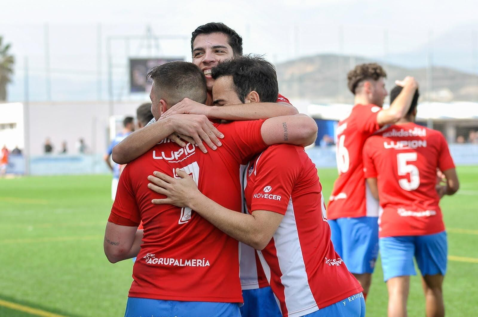 Los jugadores del Poli Almería celebran un triunfo conseguido esta temporada. Los jugadores del Poli Almería celebran un triunfo conseguido esta temporada.