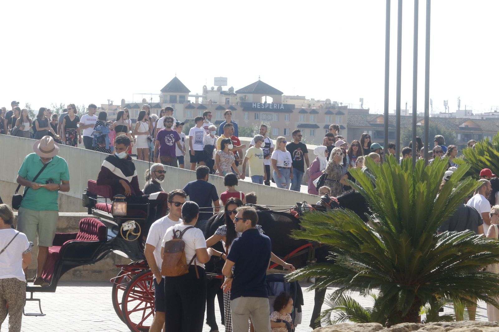 Lleno al completo en Córdoba en el puente del Pilar