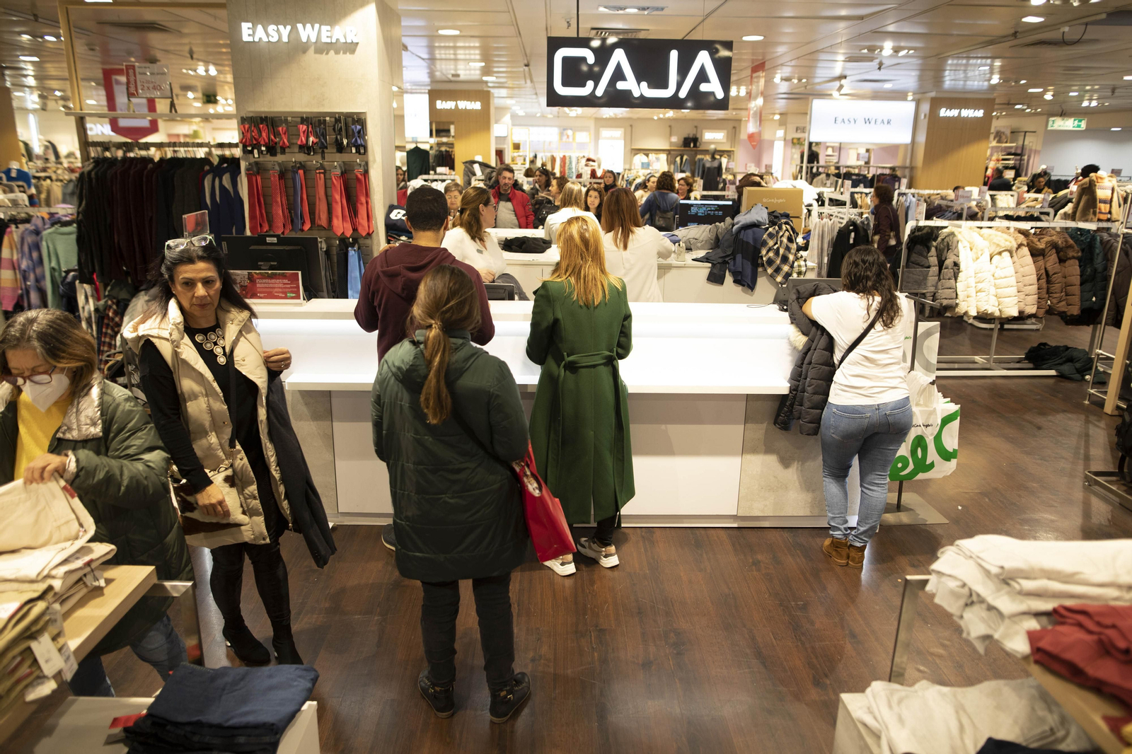 El primer día 'oficial' de rebajas en Granada, en imágenes