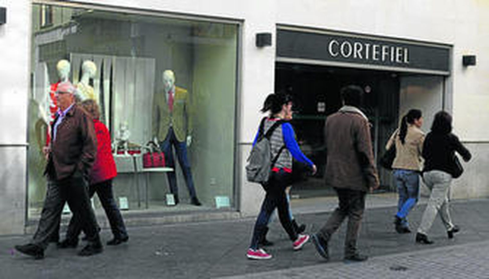 El edificio de la calle Tetuán donde sigue operando la firma de moda Cortefiel.