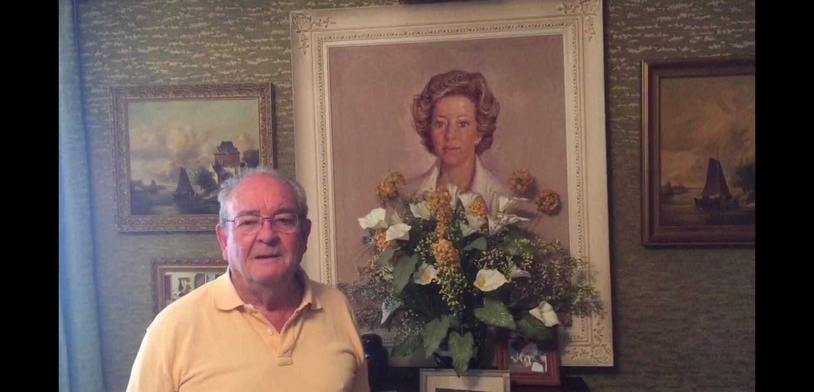 José Pérez, ante el retrato de su esposa, Pilar.