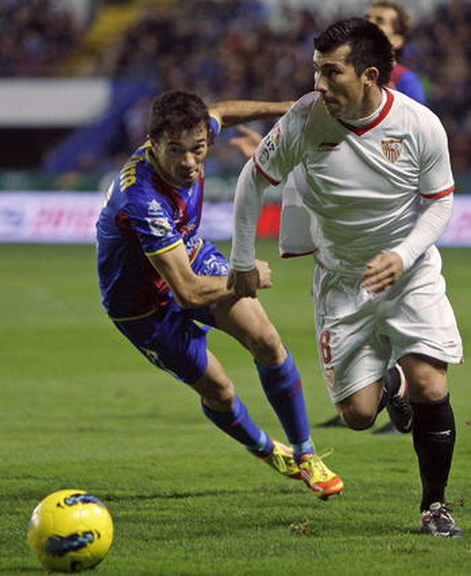 Gary Medel corre con el esférico.

Foto: EFE