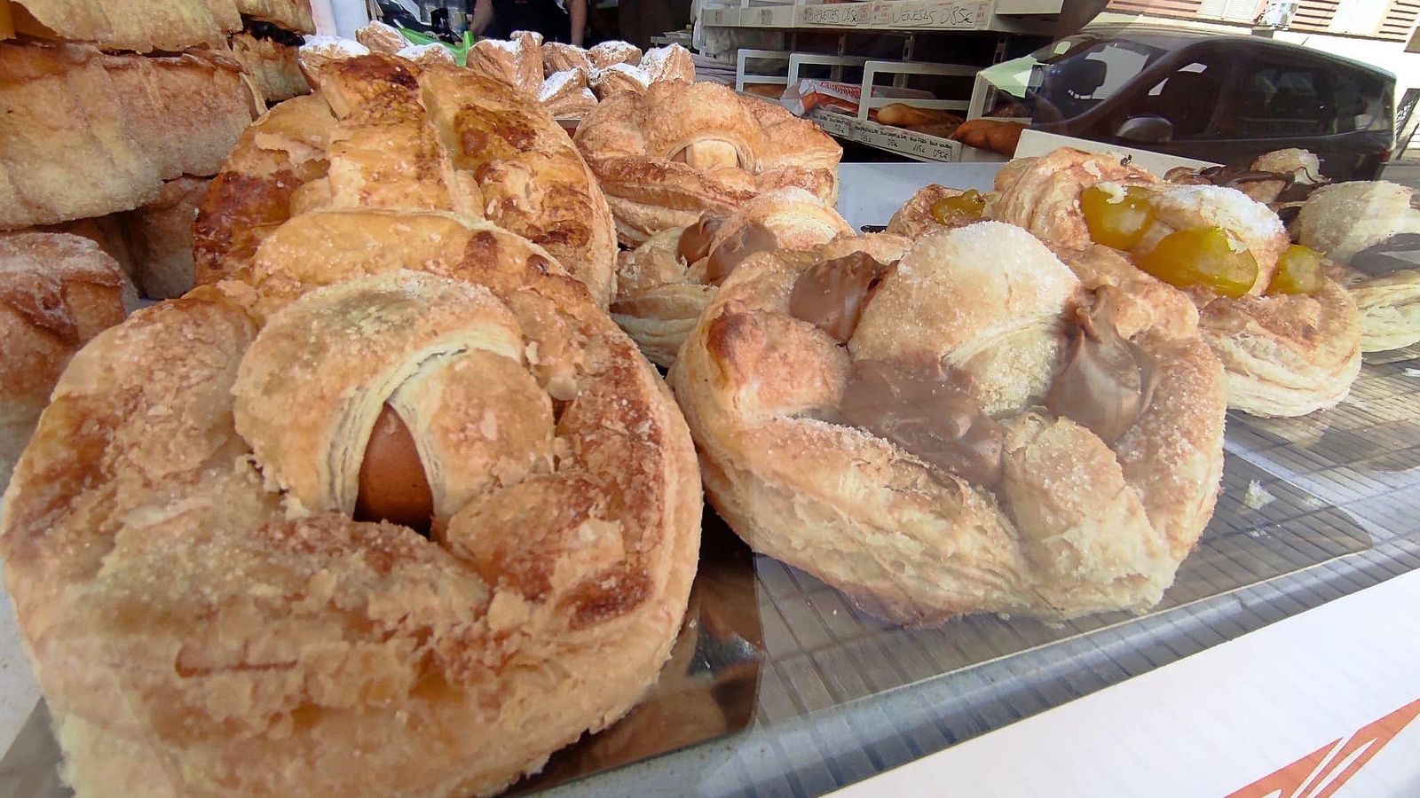 Hornazos normales y con las salsas más modernas que puedes encontrar en las panaderías jiennenses.