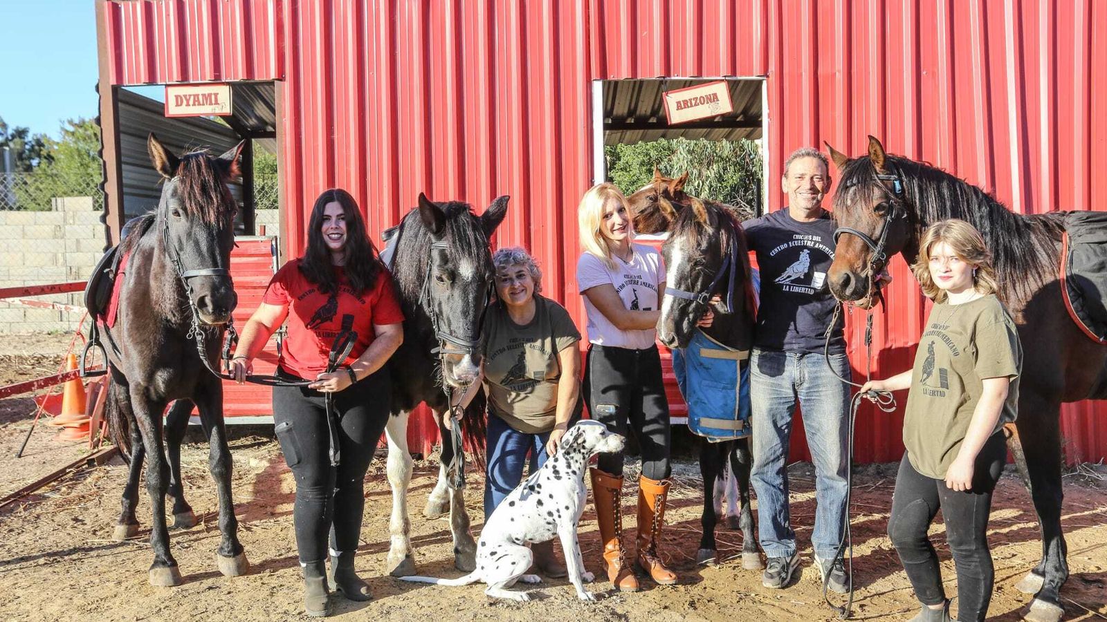 Anna, junto a su pareja, Adolfo,  y alumnas y voluntarias de su centro este pasado viernes.