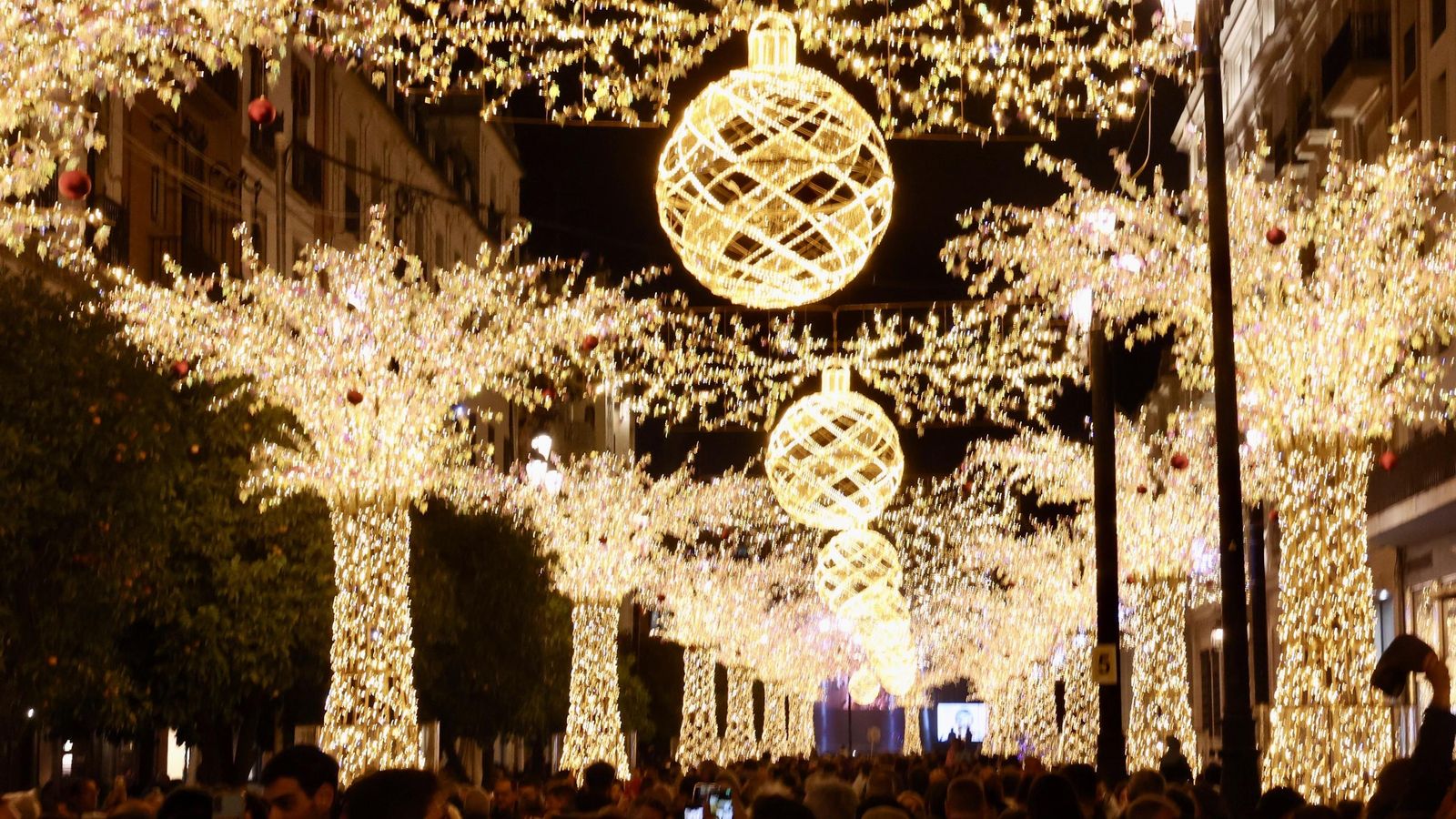 La avenida de la Constitución iluminada para la Navidad.