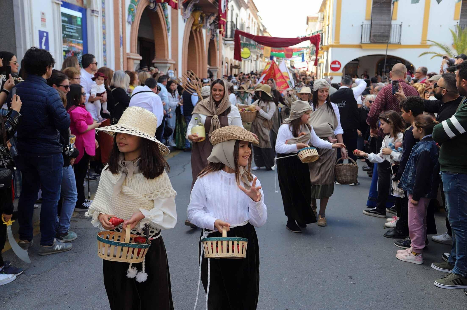 Imágenes del gran ambiente en la Feria Medieval de Palos de la Frontera, Huelva