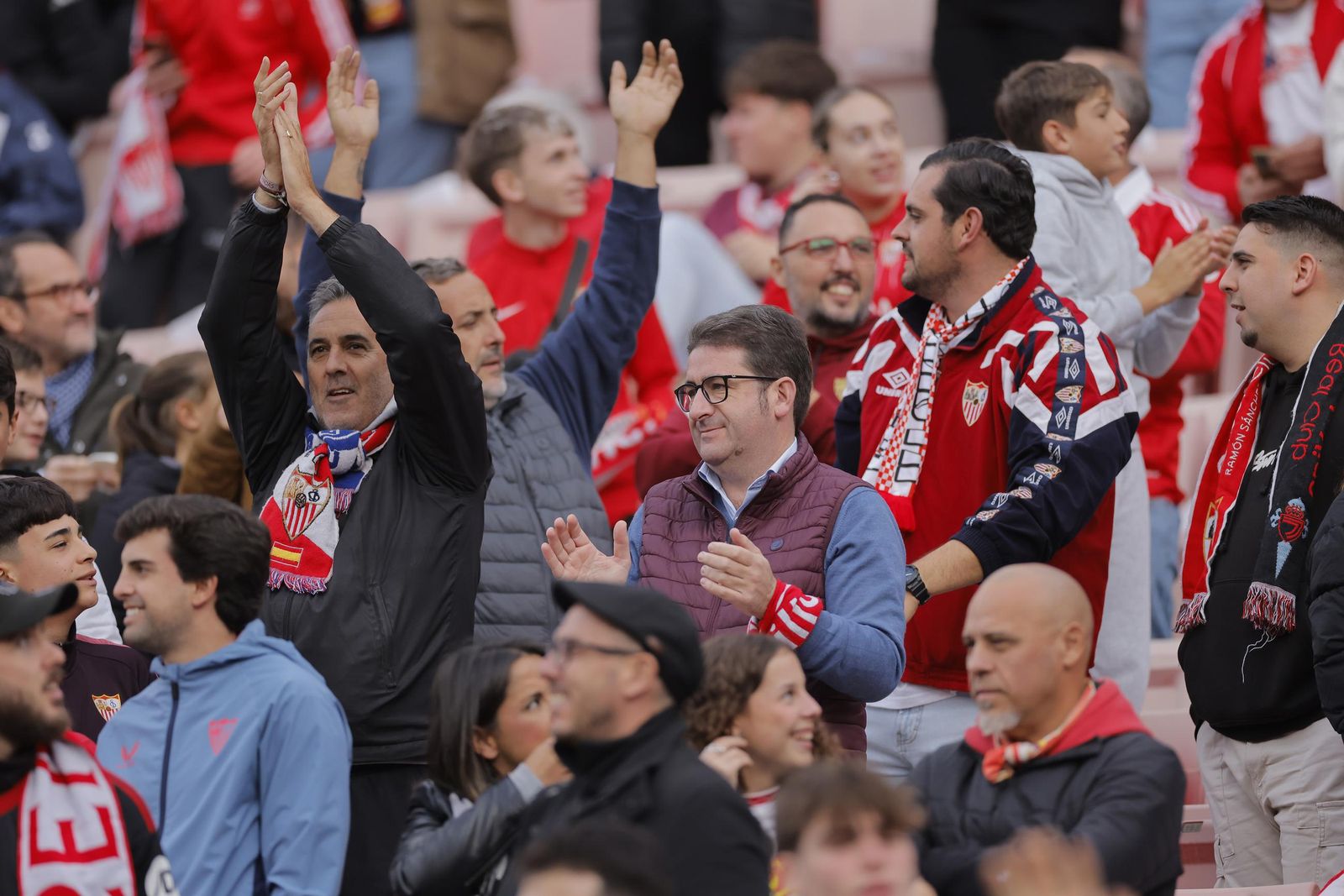 Búscate en las fotos del Sevilla -Betis