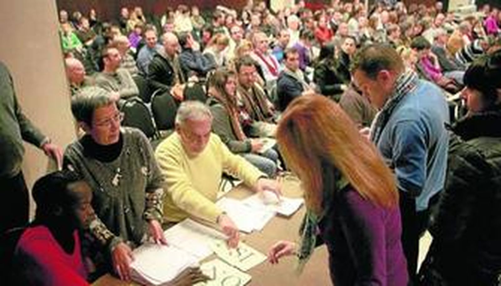 Miembros de la cooperativa Arbotante se acreditan durante la reunión del martes.