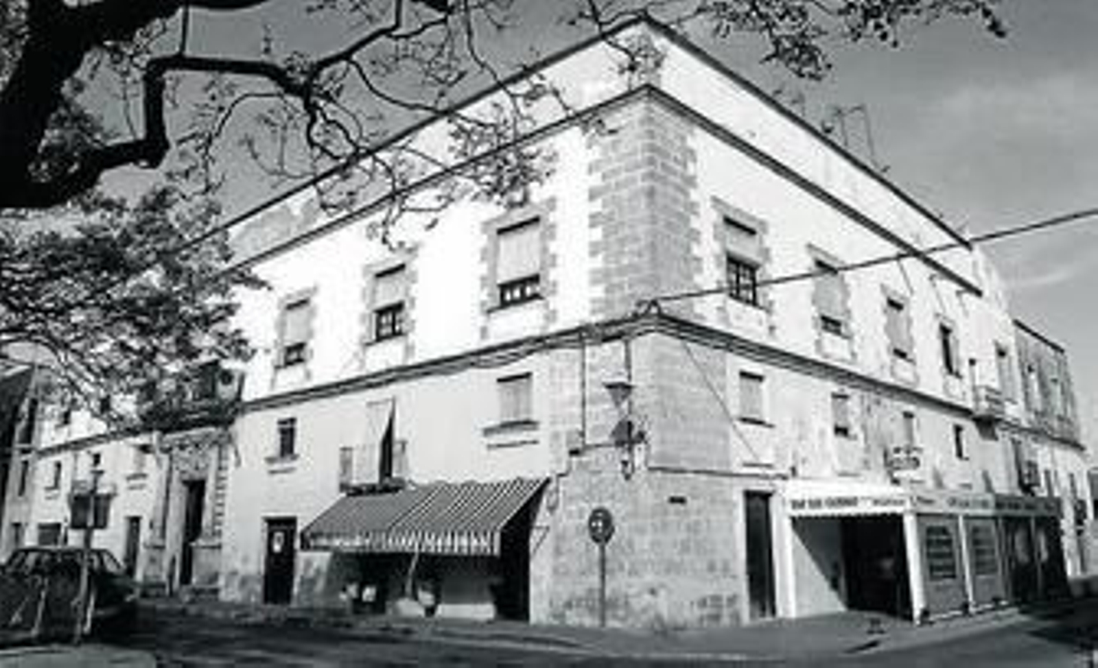 La fachada delantera de la Casa de las Cadenas.