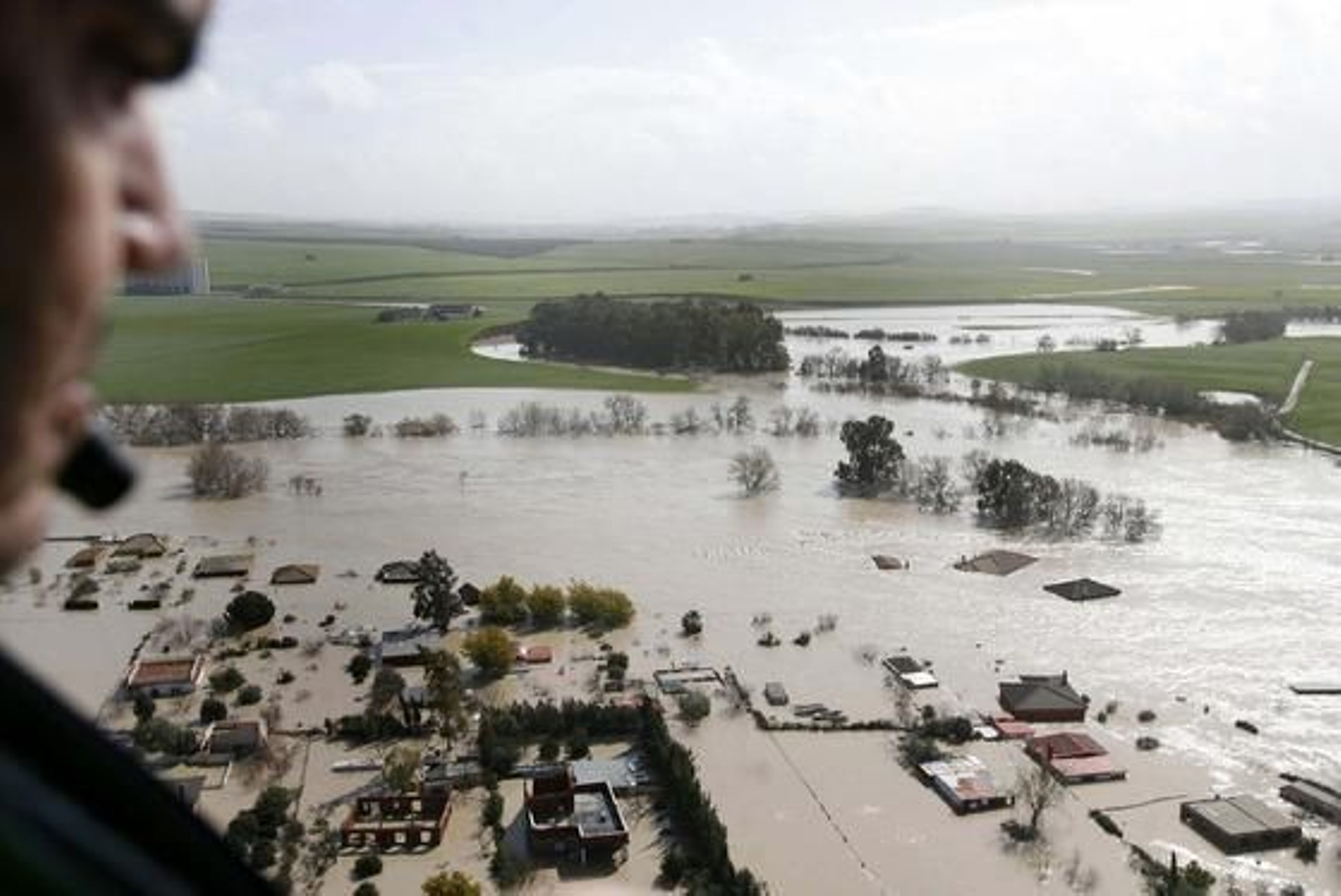 Vista aérea del cauce del río Guadalquivir desbordado a su paso por la zona del aeropuerto, la urbanización Altea y Córdoba. / José Martínez