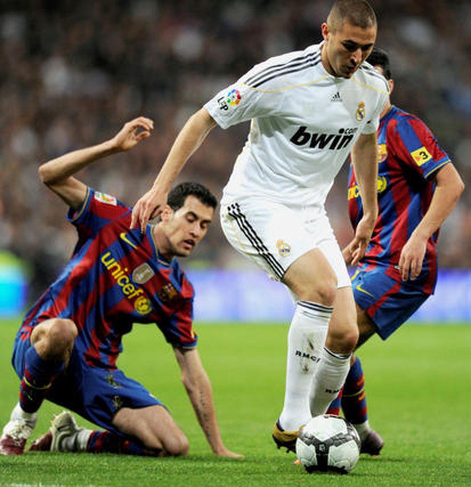El Barcelona da un golpe casi definitivo a la Liga en el Santiago Bernabéu. / AFP