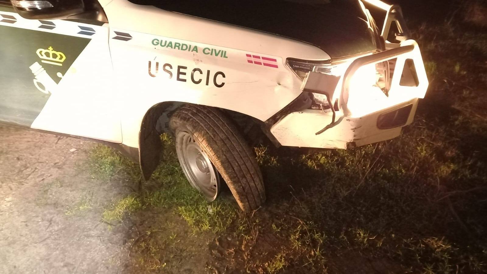 El todoterreno de los narcos embistió al vehículo de la Guardia Civil con violencia antes de continuar su escapada.