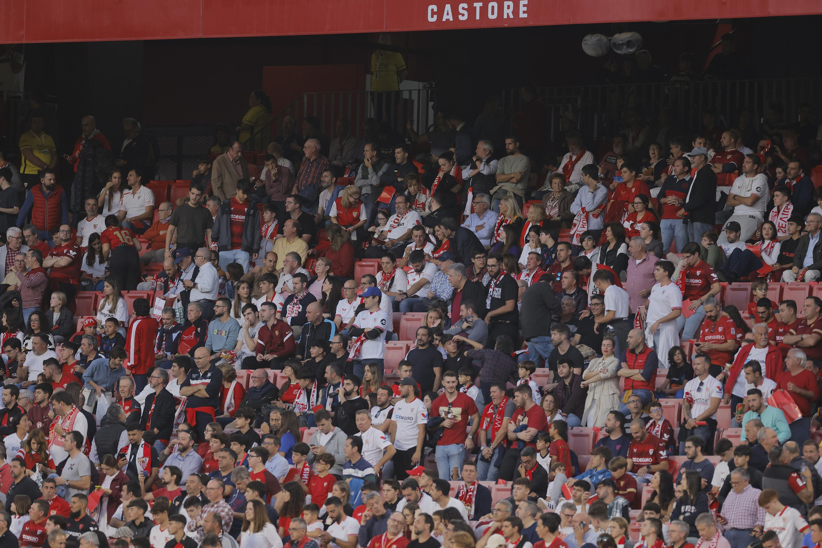 Búscate en las fotos del Sevilla-Betis