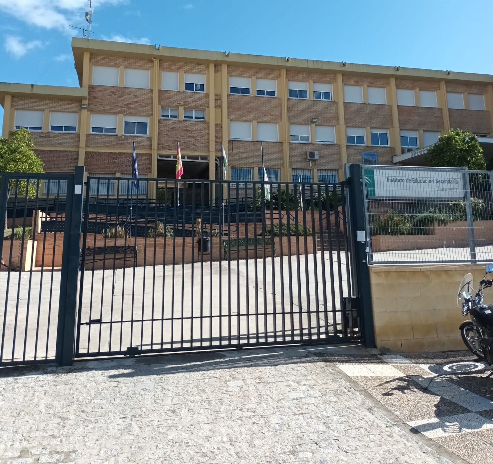 Fachada del IES Zaframagón de Olvera.