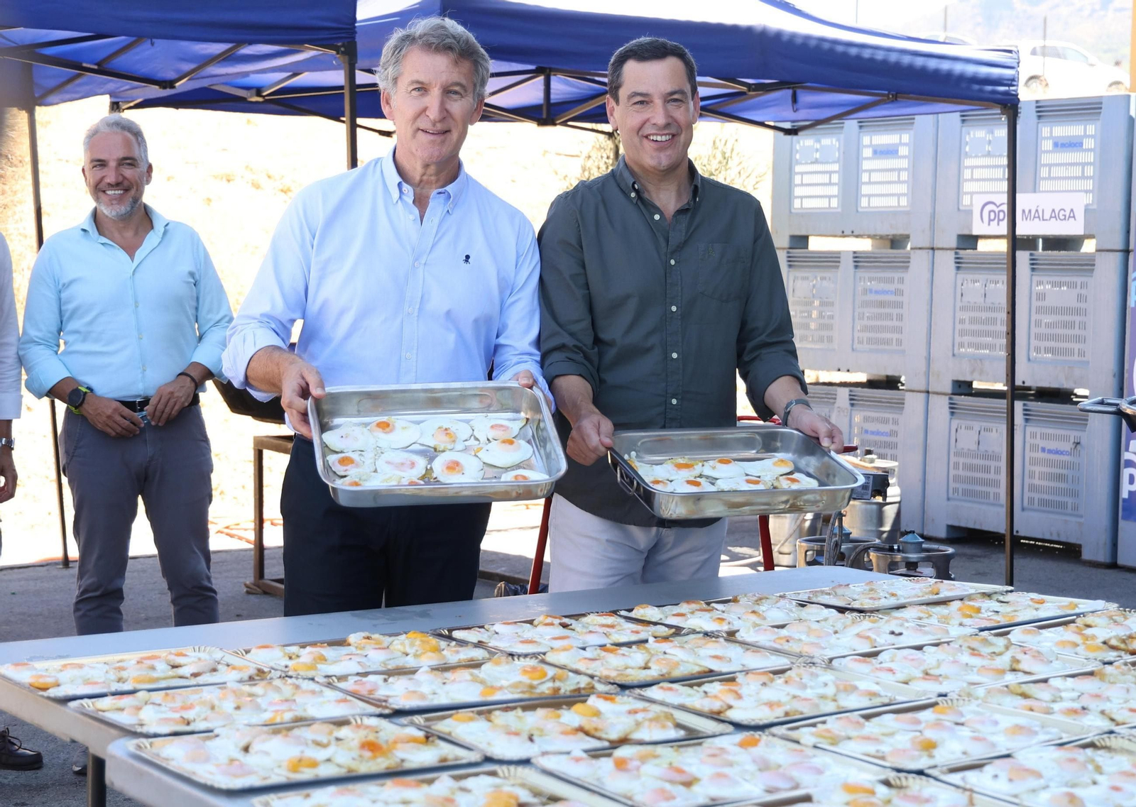 Alberto Núñez Feijóo, líder nacional del PP, y Juanma Moreno, presidente andaluz, posan con los huevos fritos.