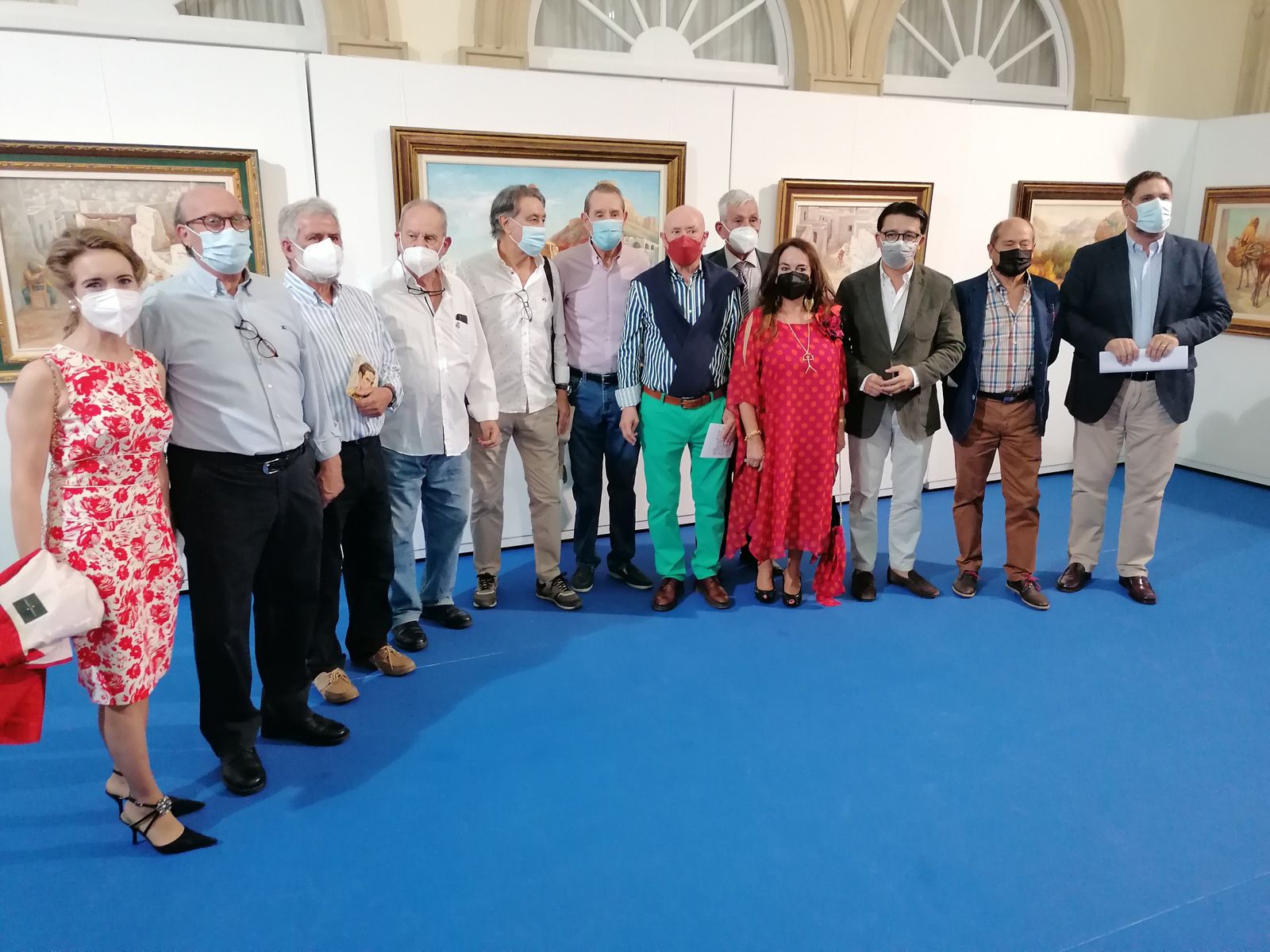 Manuel Guzmán con Francisco Alonso, las hijas de Cantón Checa y un grupo de alumnos del pintor.