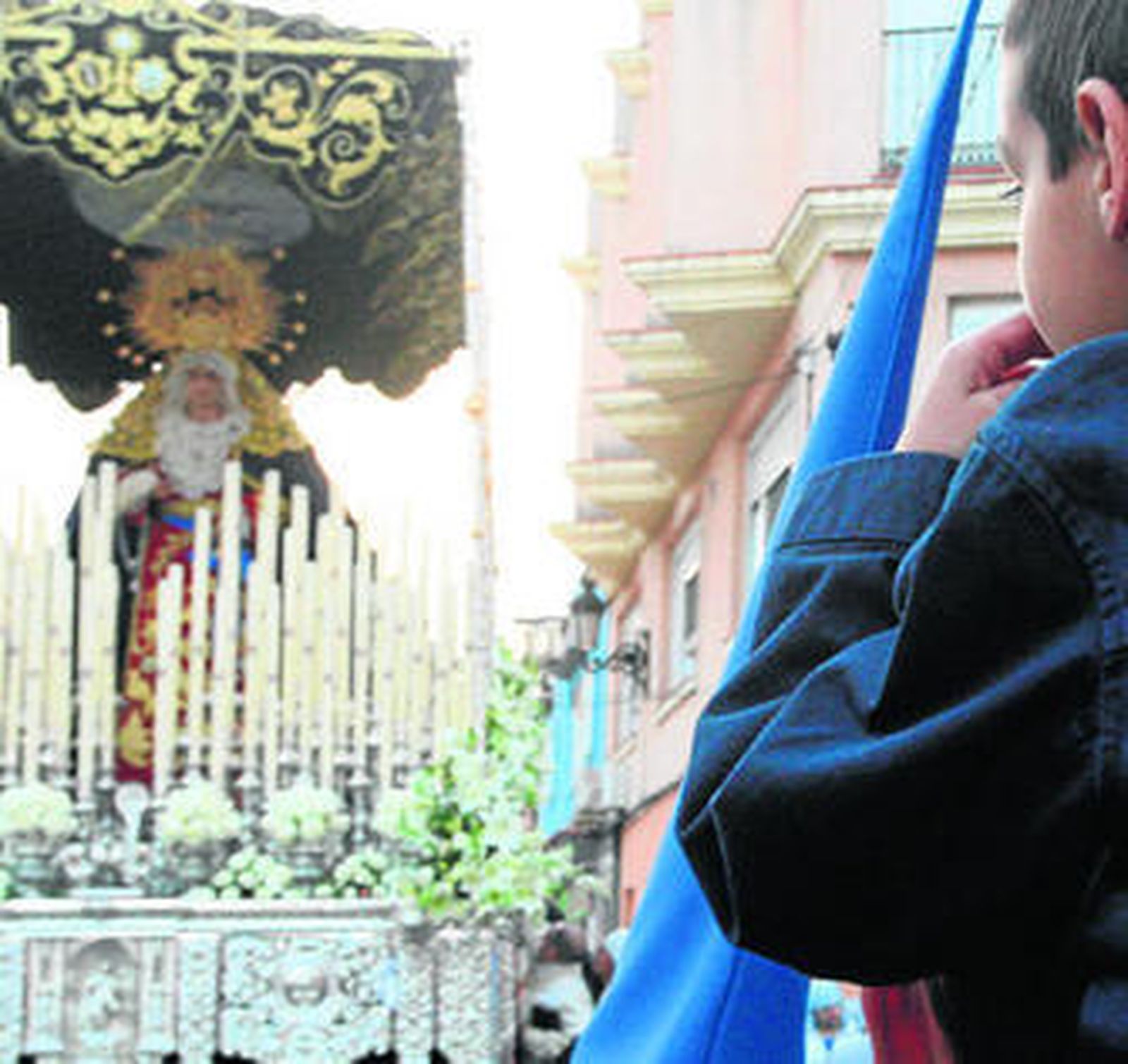 Un niño admira el palio de María Santísima de la Estrella. Dos costaleros conversan antes de llevar el paso de los titulares. Una monaguillo sorprende a nuestro fotógrafo.