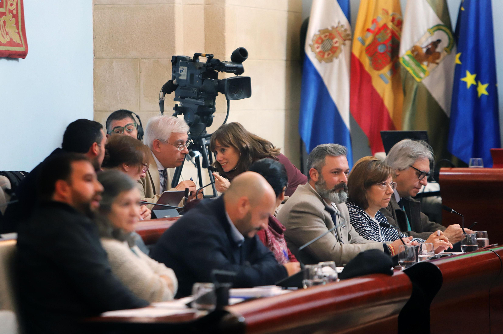 La delegada de Economía conversa con su compañero de Educación.