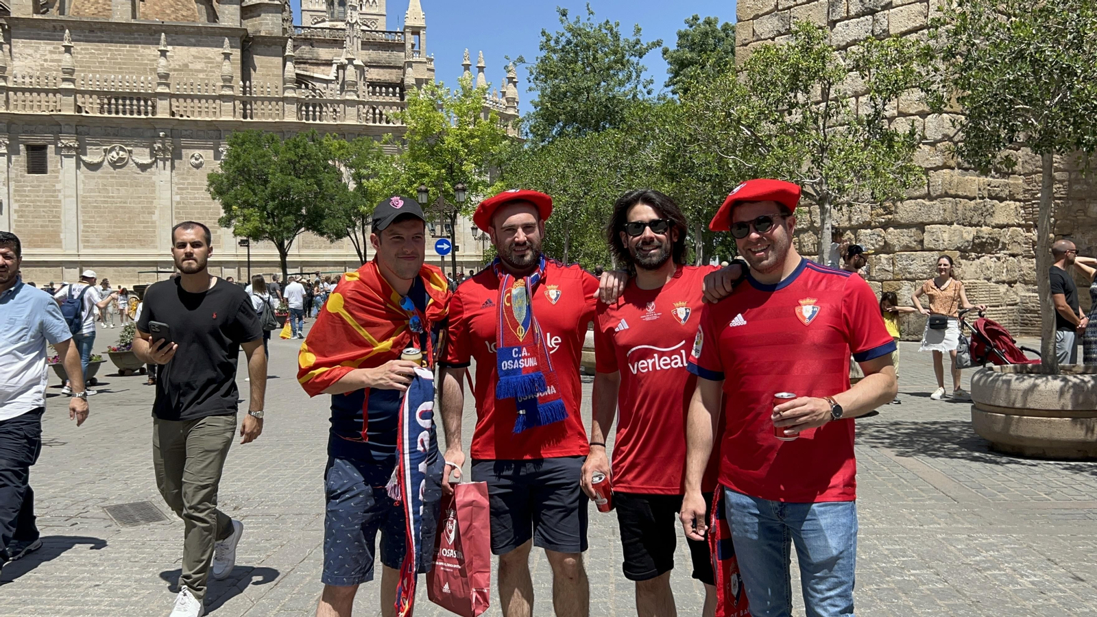 Búscate en la galería gráfica de las aficiones de Osasuna y Real Madrid en Sevilla