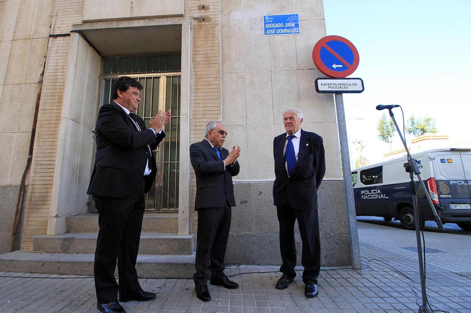 Acto de rotulación de la calle Abogado Juan José Domínguez en imágenes