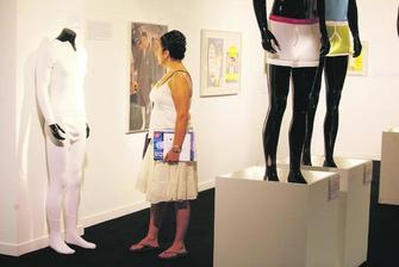 Una mujer observa el modelo de ropa interior diseñado para los astronautas de la misión Apollo.