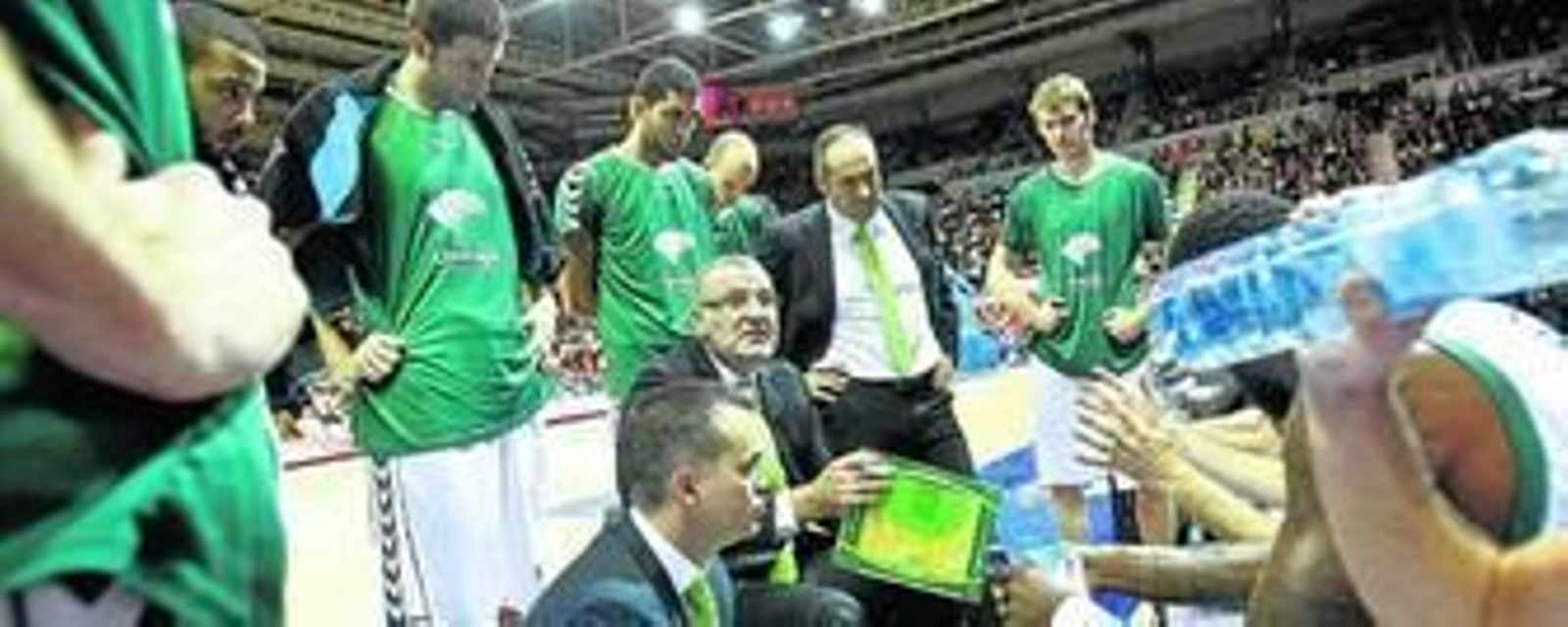 Repesa habla con los jugadores durante un tiempo muerto en el partido ante el CAI.